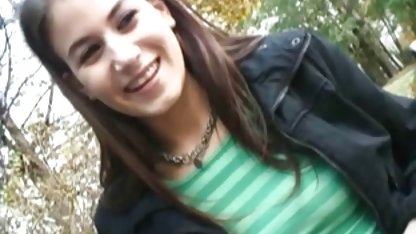 Threesomeと角質の女性の白いランジェリー youtube 無料 映画 恋愛